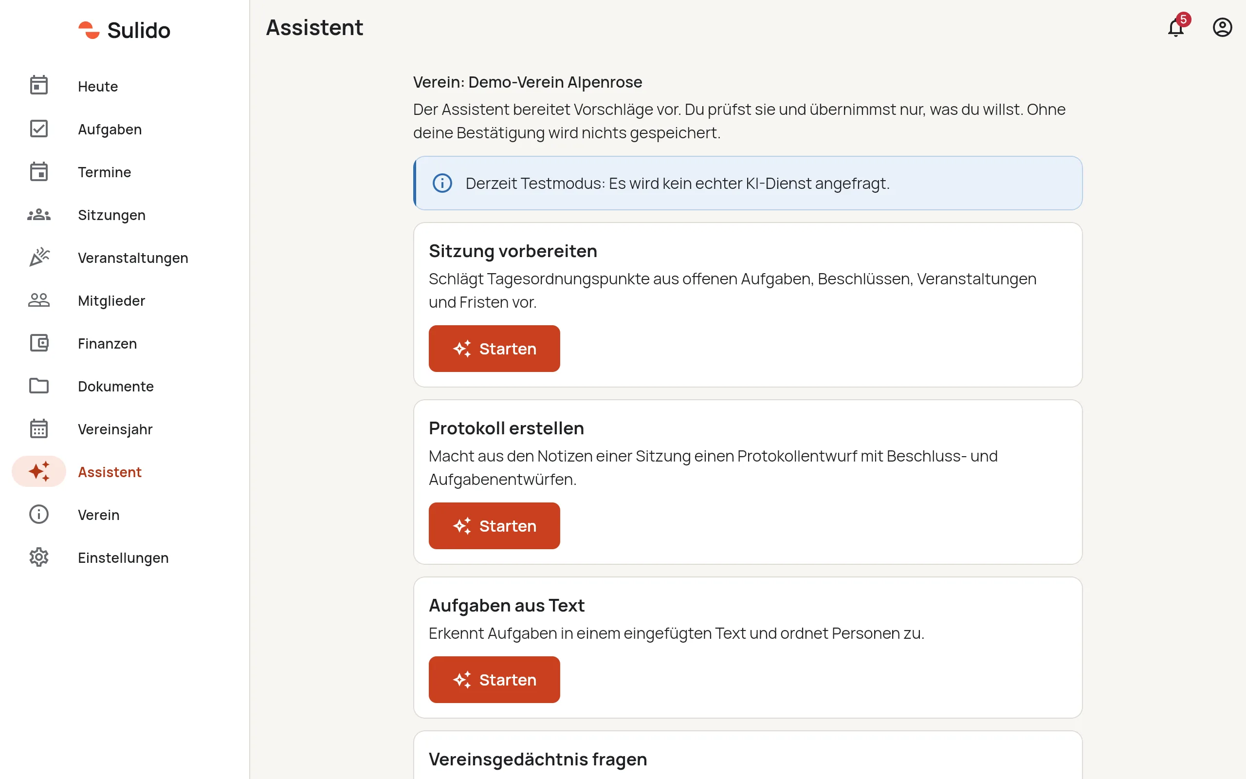 Assistent-Bereich in Sulido mit dem Hinweis „Derzeit Testmodus: Es wird kein echter KI-Dienst angefragt“ und den Funktionen Sitzung vorbereiten, Protokoll erstellen, Aufgaben aus Text und Vereinsgedächtnis fragen.