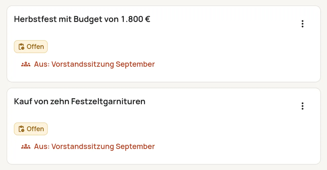 Liste „Offene Beschlüsse“: zwei Beschlüsse mit Status offen und dem Verweis „Aus: Vorstandssitzung September“.