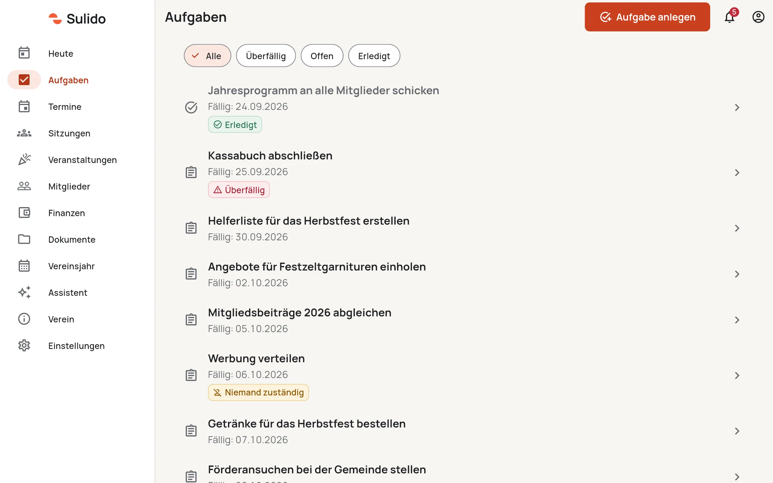 Aufgabenliste in Sulido mit Filtern „Alle“, „Überfällig“, „Offen“, „Erledigt“ und Aufgaben mit Fälligkeitsdatum sowie Hinweisen wie „Überfällig“ und „Niemand zuständig“.